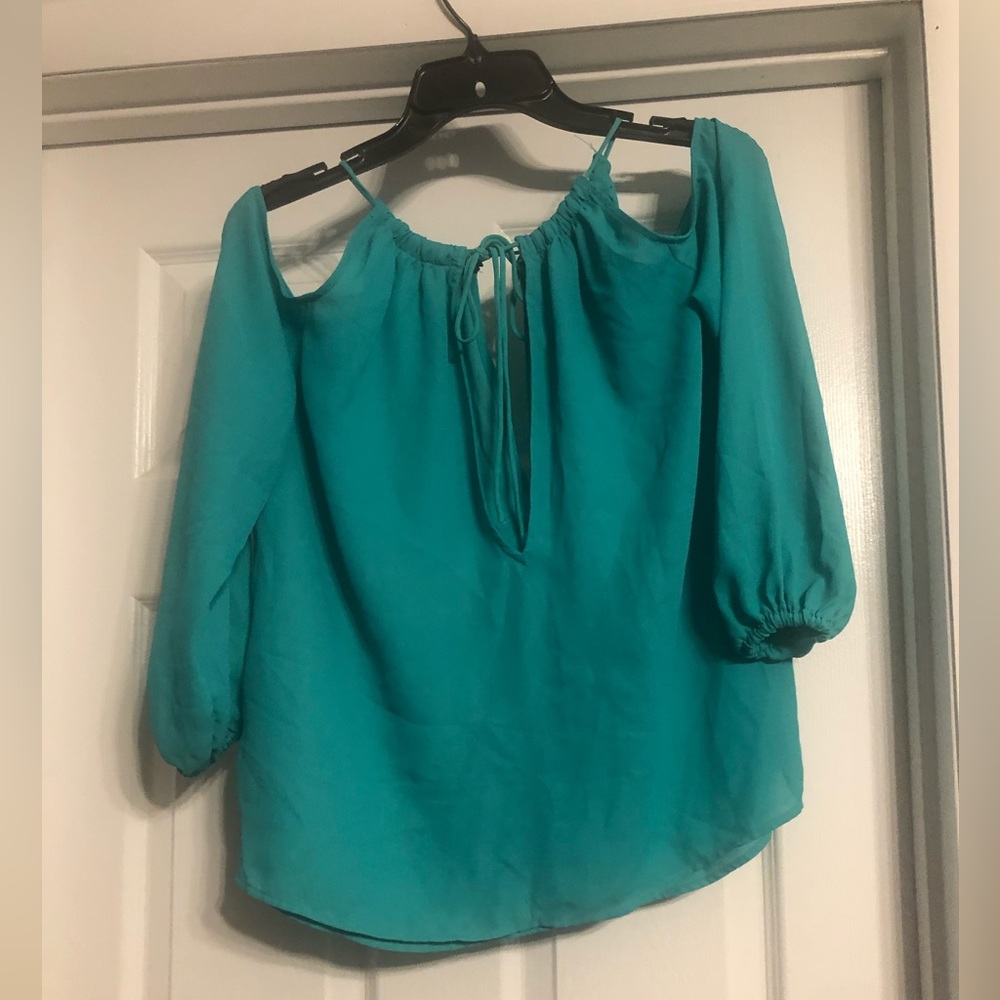 3/$15 🔸 H&M green dress shirt with shoulder cutouts-size 6